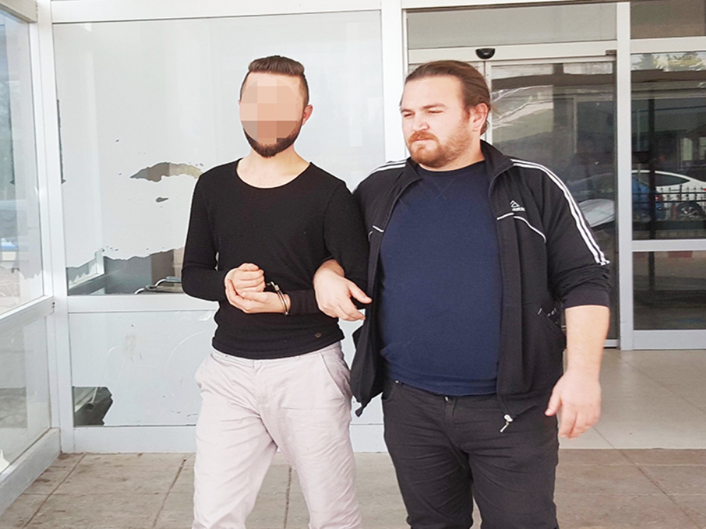 Evinde Esrar Ve Bonzai Çıkınca Gözaltına Alındı