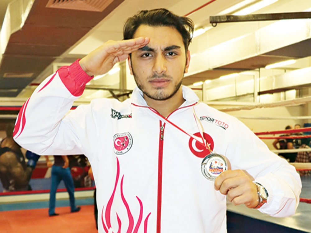 Madalyasını Şehitlere Adadı