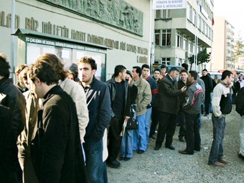 Dört Işsizden Biri Genç