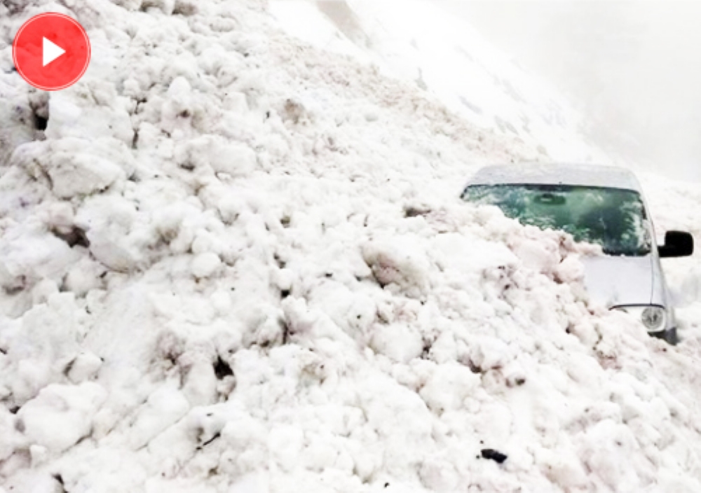 Alanya’da Otomobilin Üzerine Çığ Düştü