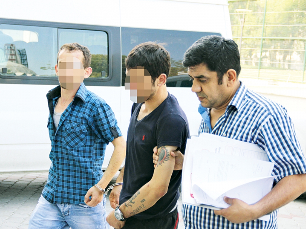 Annesini Bıçakladı Babasını Tehdit Etti