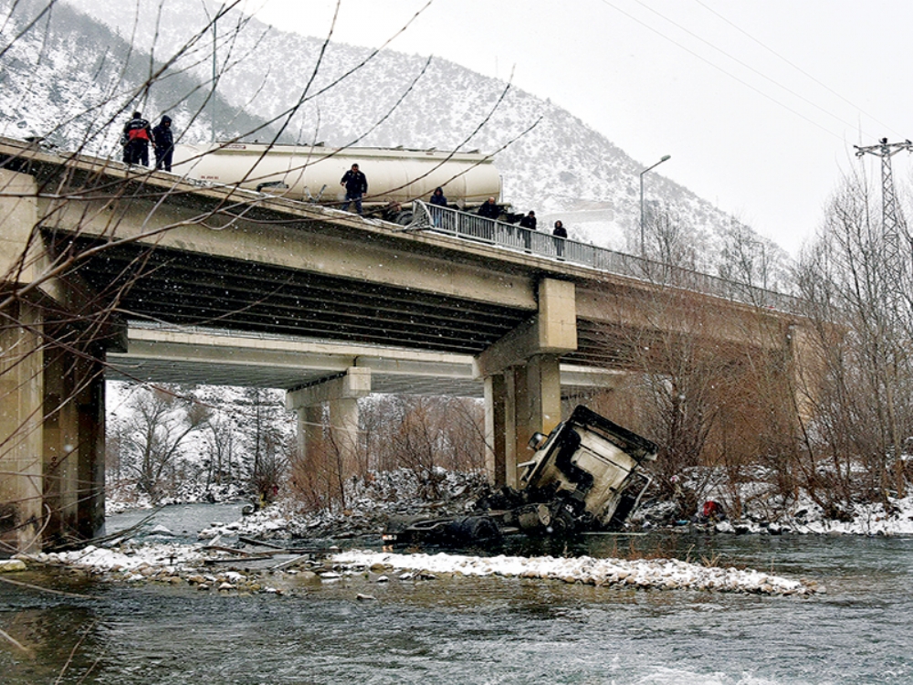 Tır ırmağa Uçtu