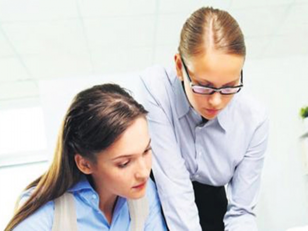 Kadına 6 Koldan Destek