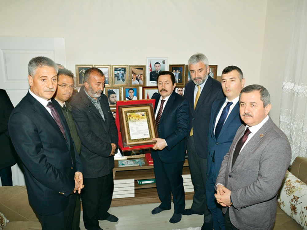 Şehit Babasına Oğlunun Şehadet Belgesi Verildi