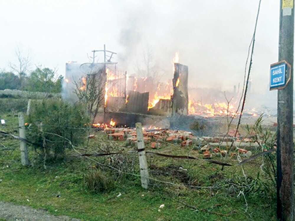 Prefabrik Ev Kül Oldu