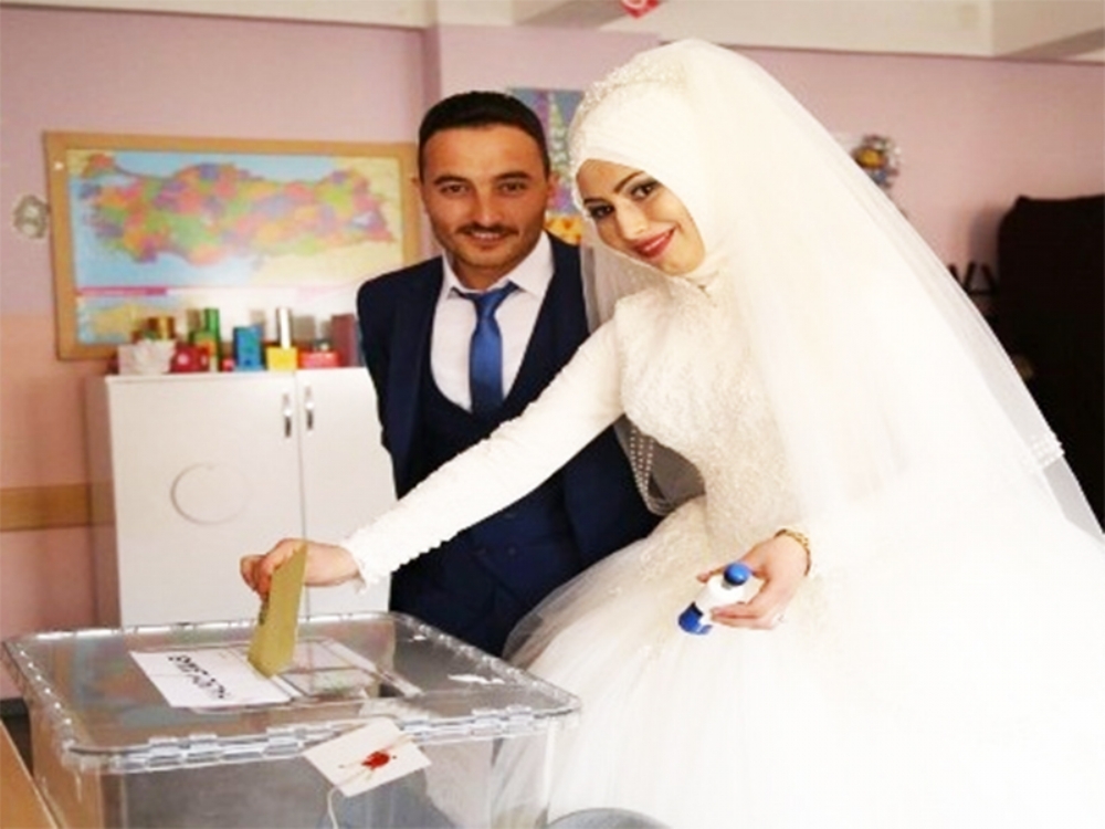 Gelin-damat Birlikte Oy Kullandı