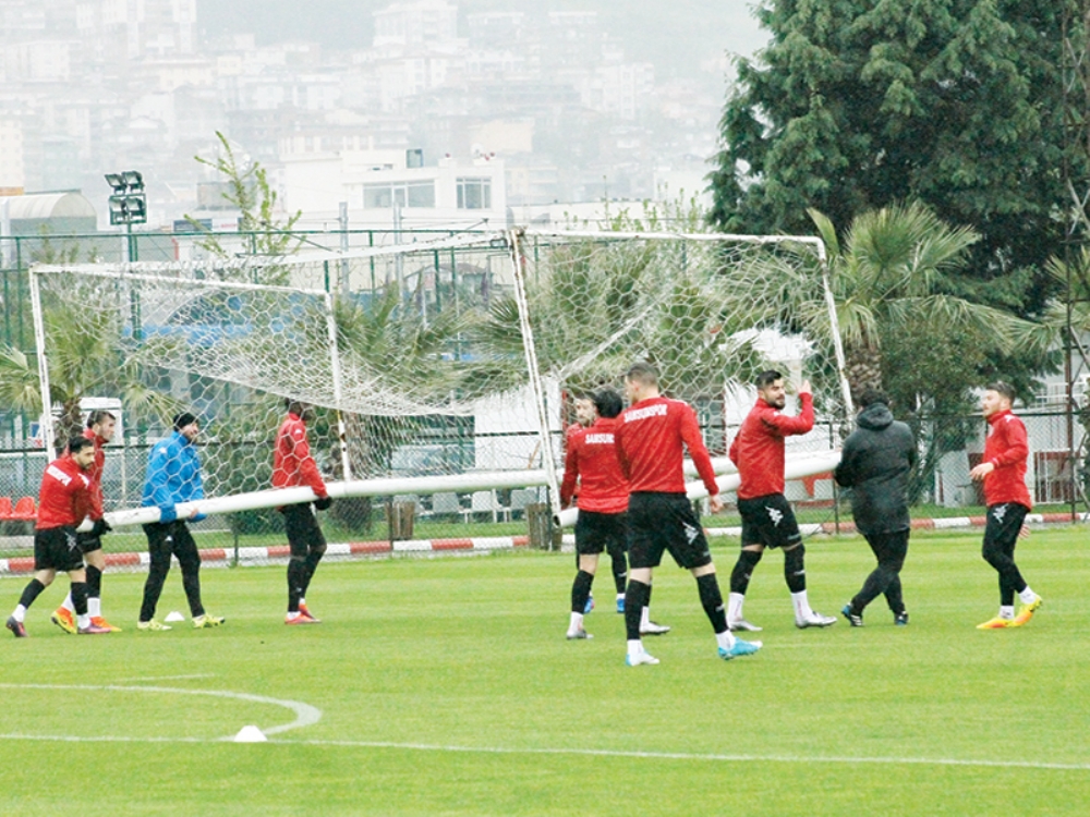 Yağmur Altında Çalıştılar