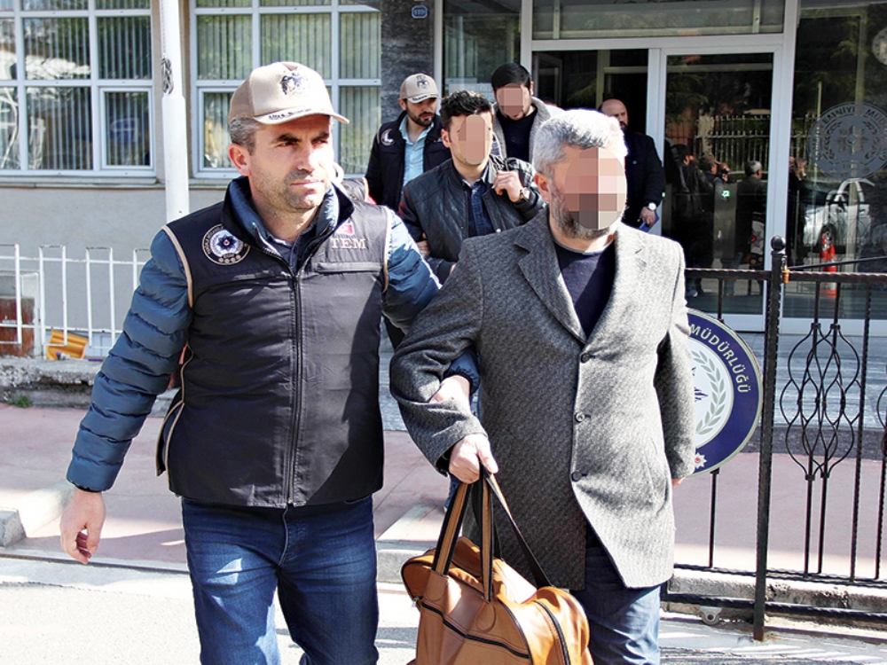 Gözaltına Alınan Eski 3 Polis Tutuklandı