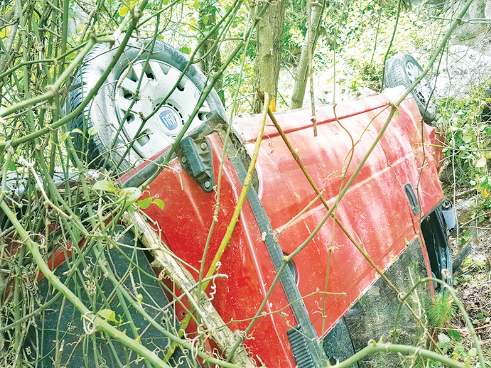 Otomobil Uçuruma Yuvarlandı