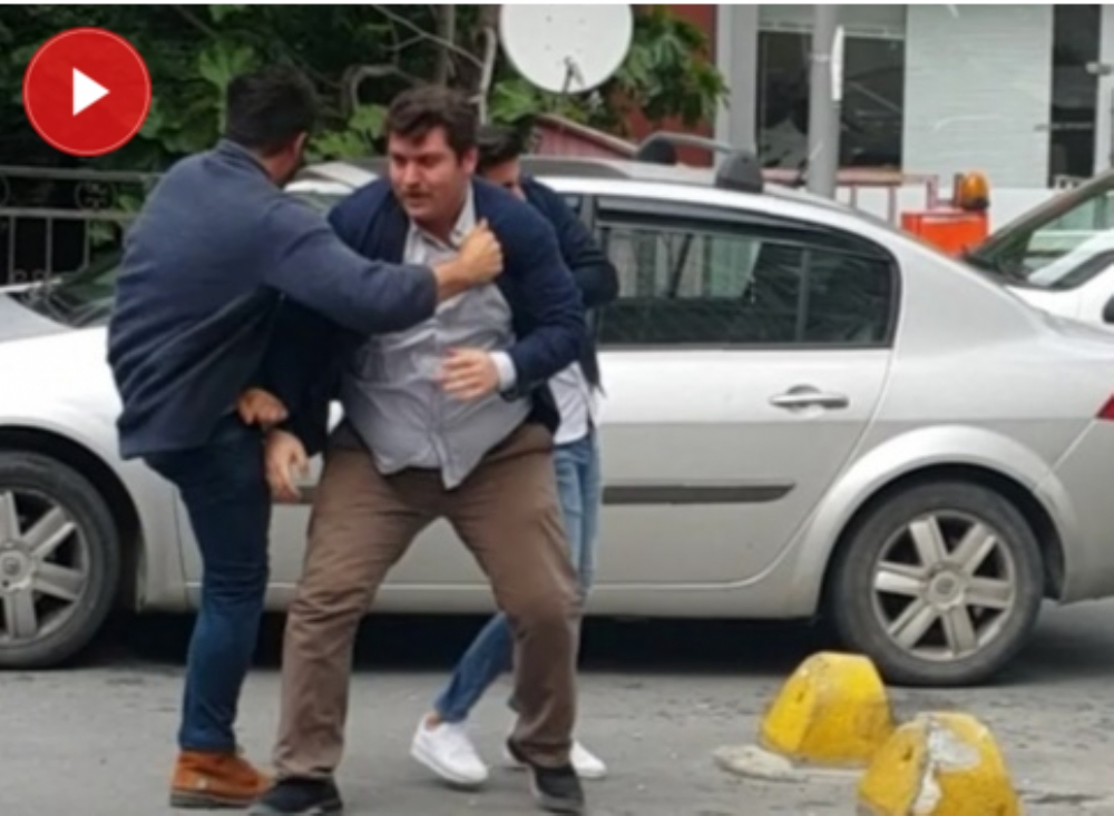 Kız Meselesinden Sokak Ortasında Tekme Ve Tokatlı Kavga