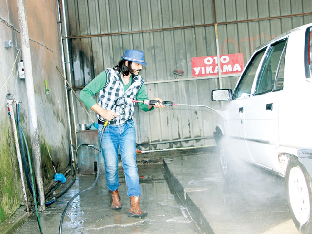 Kovboy Şapkalı Oto  Yıkamacı Ilgi Topluyor