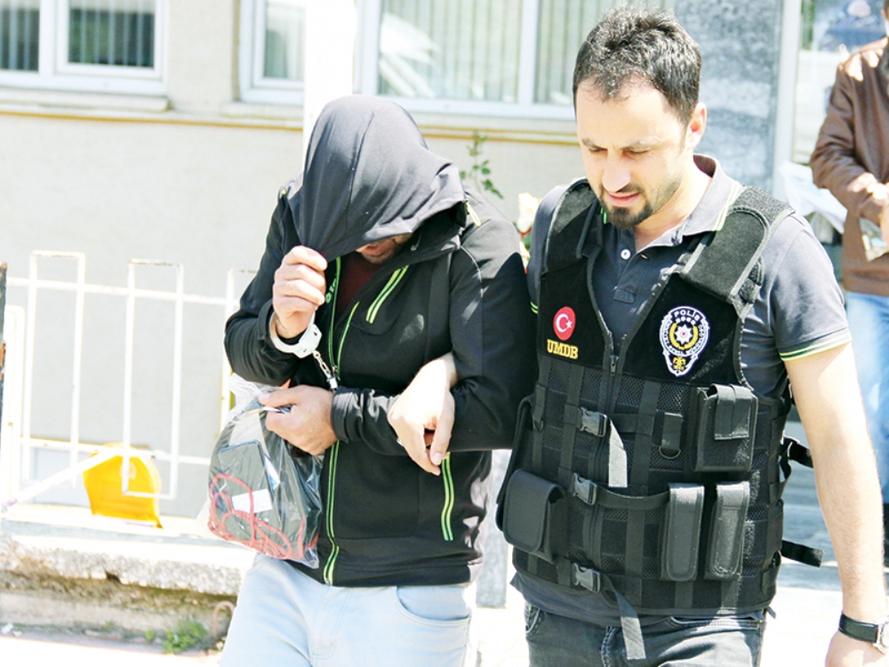 Parkta Uyuşturucu Operasyonu: 2 Gözaltı