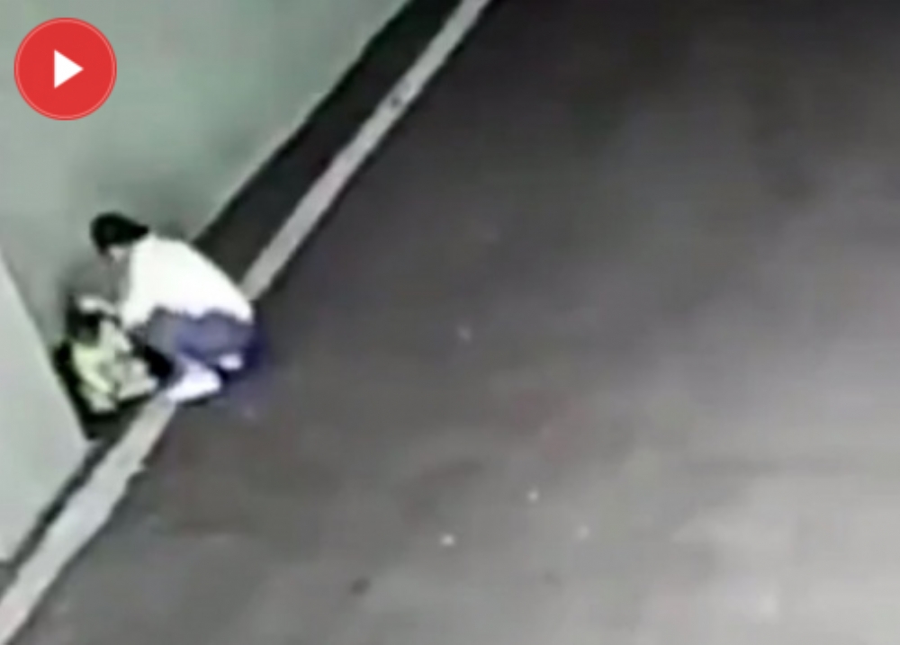 Çocuğunu Yol Kenarına Bırakıp Kaçtı