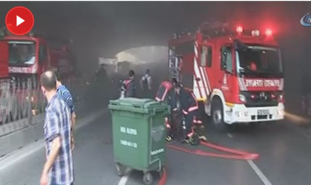 İstanbul Fatih'te Korkutan Yangın! Yol Trafiğe Kapatıldı