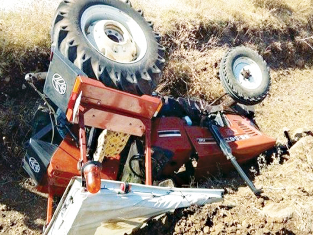 yakakent te traktor devrildi 2 olu