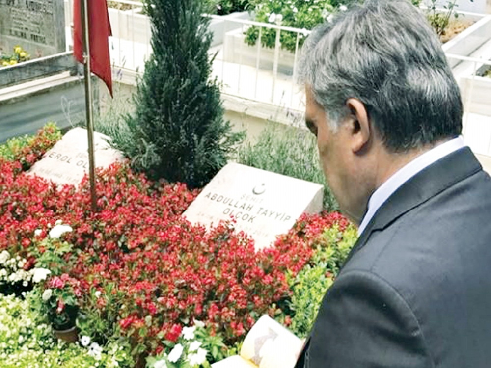 Gül, Olçok'un Kabrinde Dua Etti