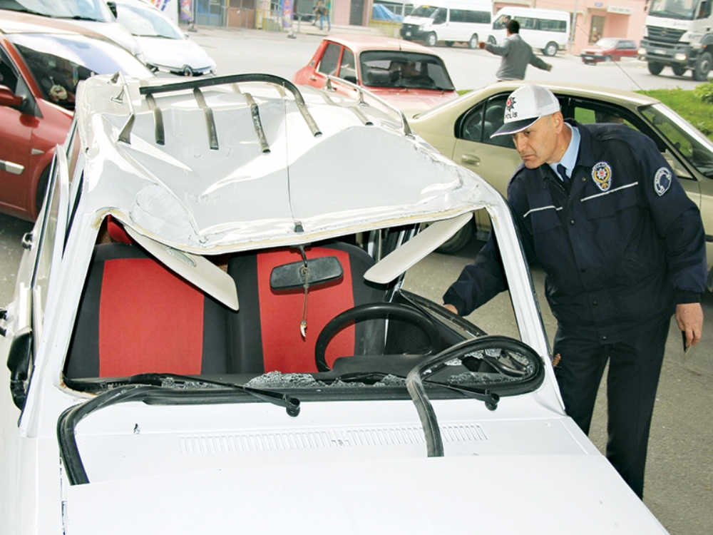 Üst Geçidin Altında Kaza