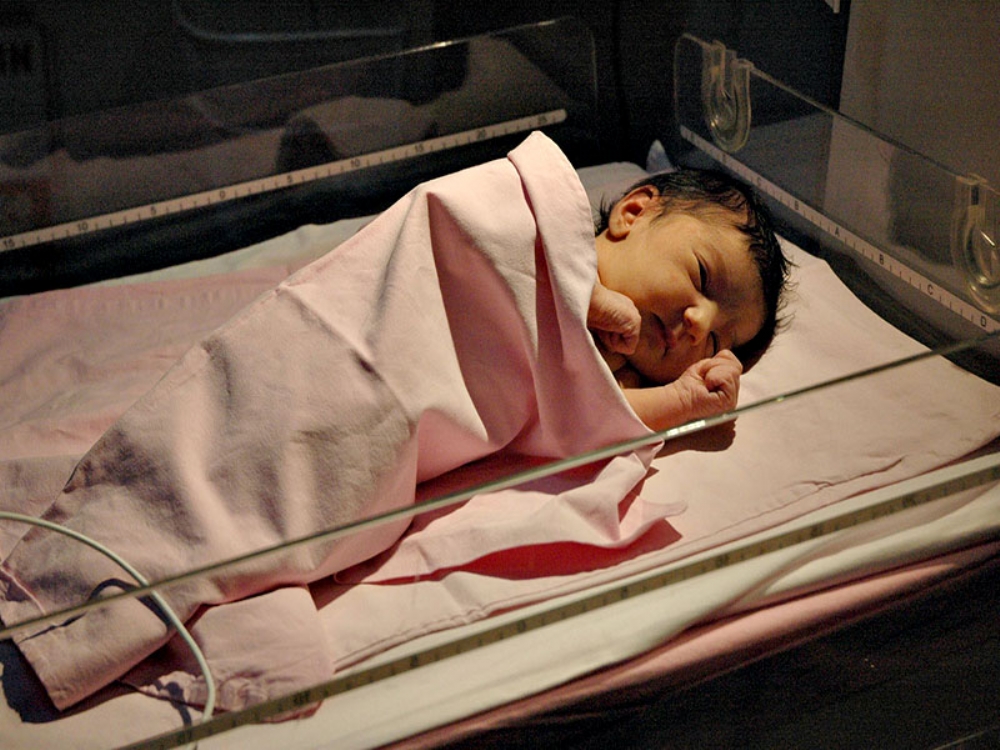 Bir Günlük Bebeğini Sokağa Bıraktı