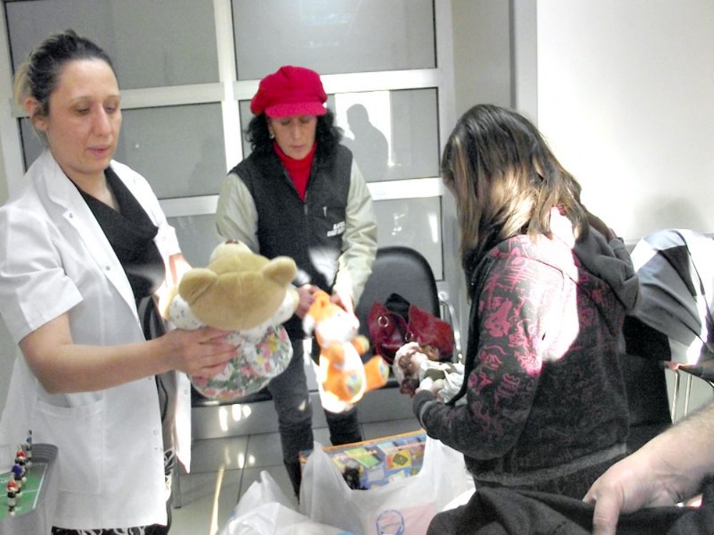 Bafra Umut Derneği Lösemili Çocukları Sevindirdi