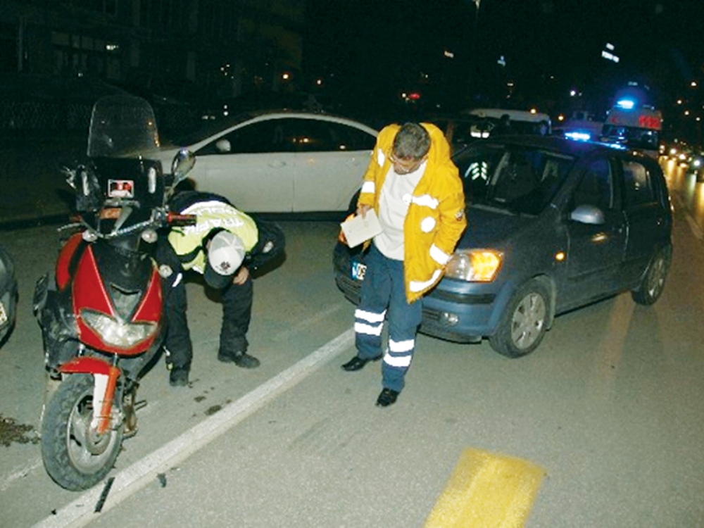 Otomobil Motosiklet İle Çarpıştı