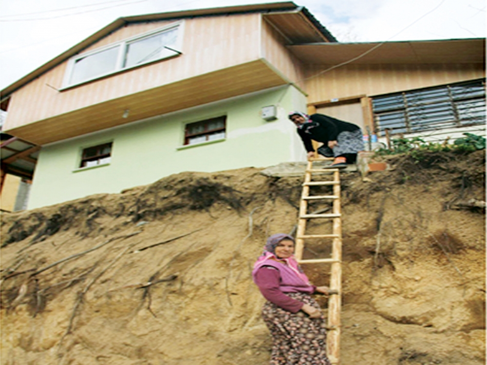 Evlerine İskele İle İnip Çıkıyorlar