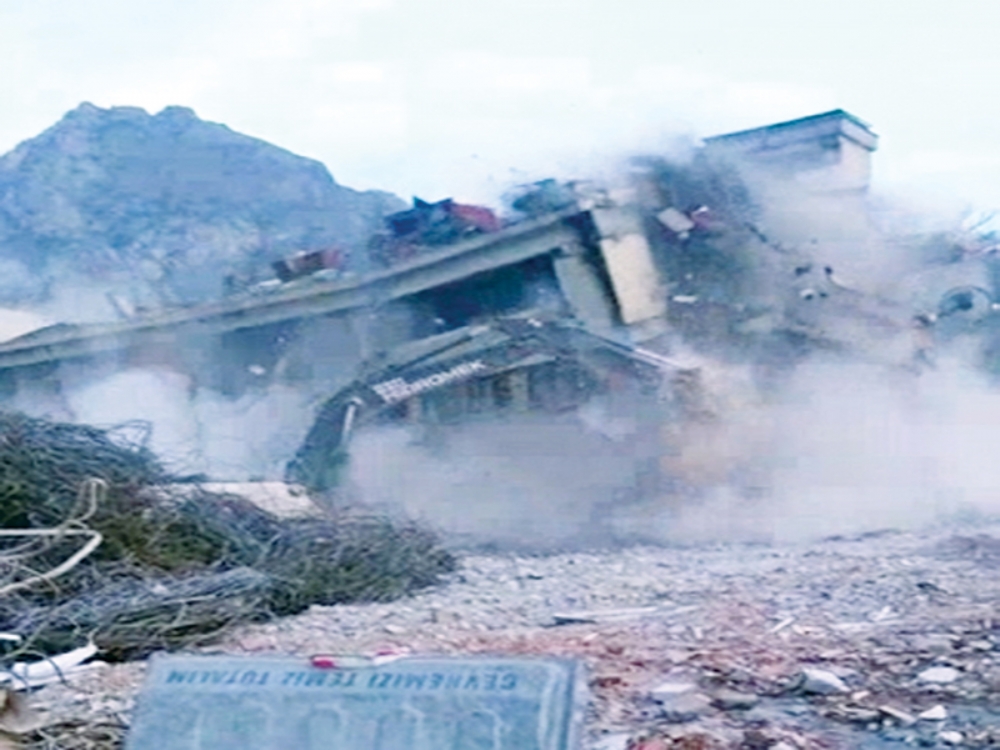 ış Makinesinin Çöken Binanın Altında Kaldığı An