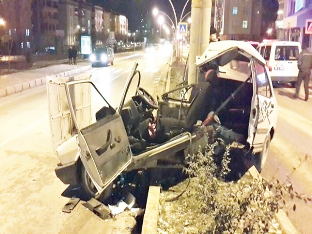 Direğe Çarpan Otomobil Parçalandı: 1 Yaralı