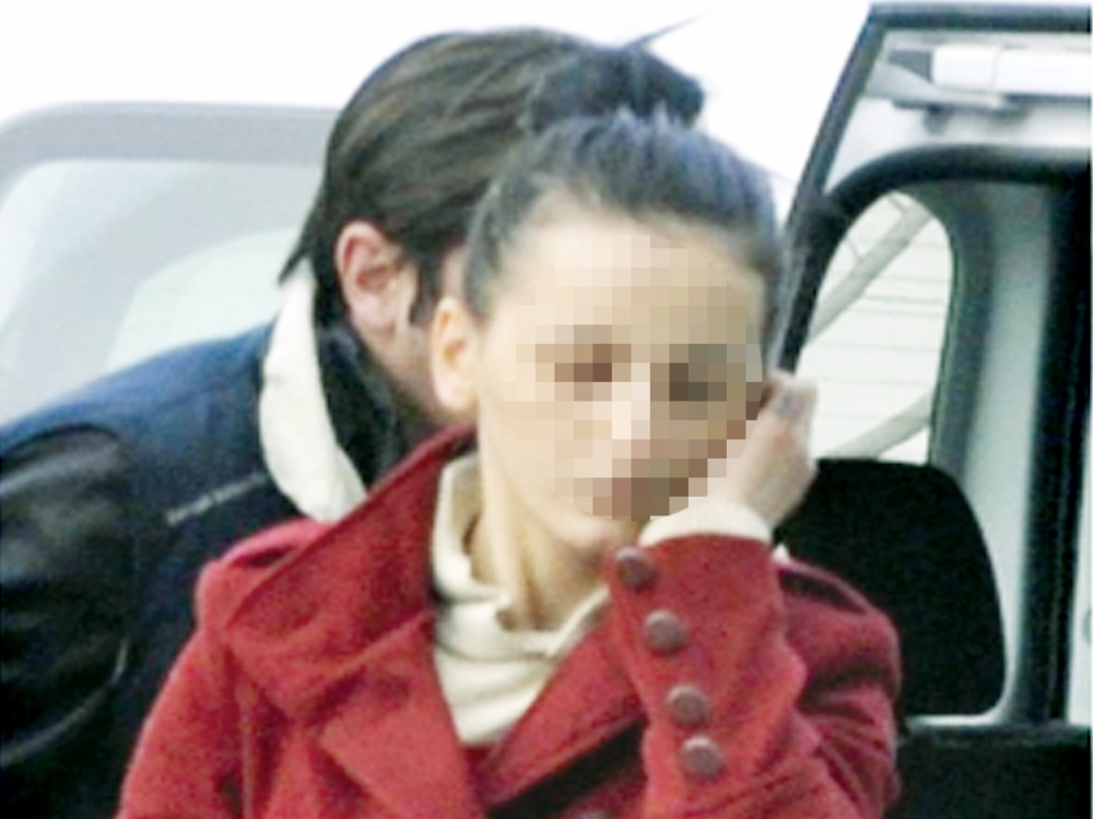 Kasiyer Kadın, Müşterinin Kart Bilgileriyle ınternetten Alışveriş Yaptı