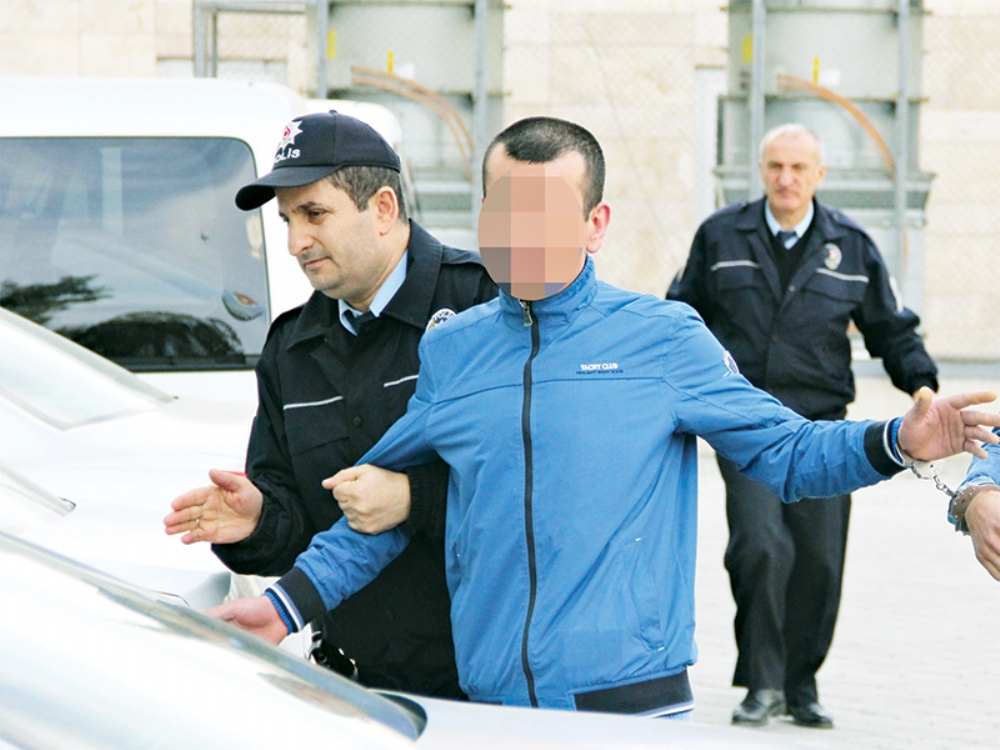 Otomobilde Ele Geçen Silaha 2 Gözaltı