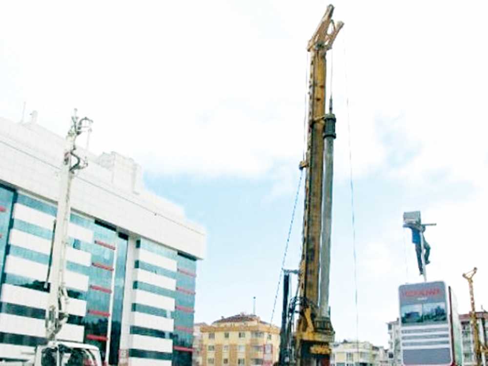 ınşaatın Vinci Koptu, Düşen Demir Bir Kadını Yaraladı
