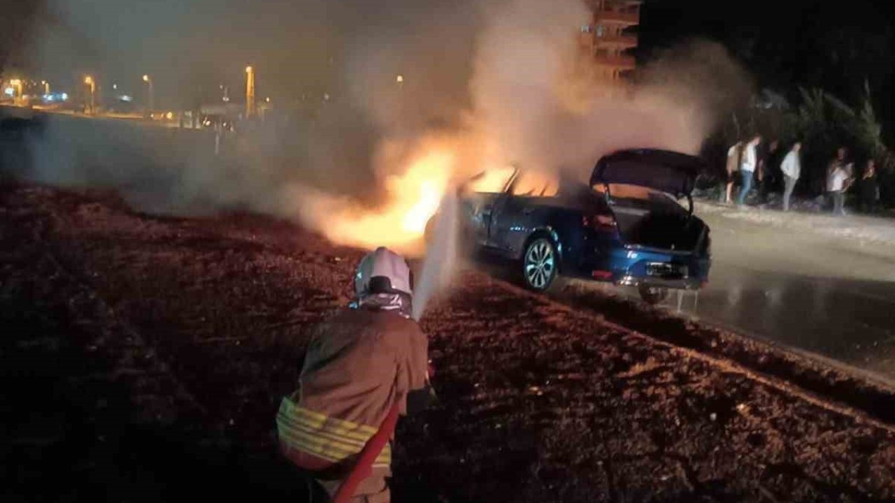 Kaza yapan otomobil alevlere teslim oldu