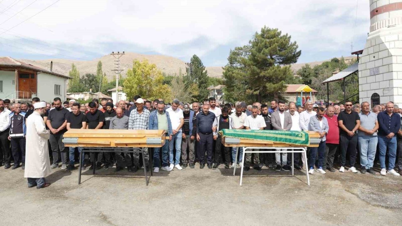 Kazada ölen ikiz çocuklara acı veda