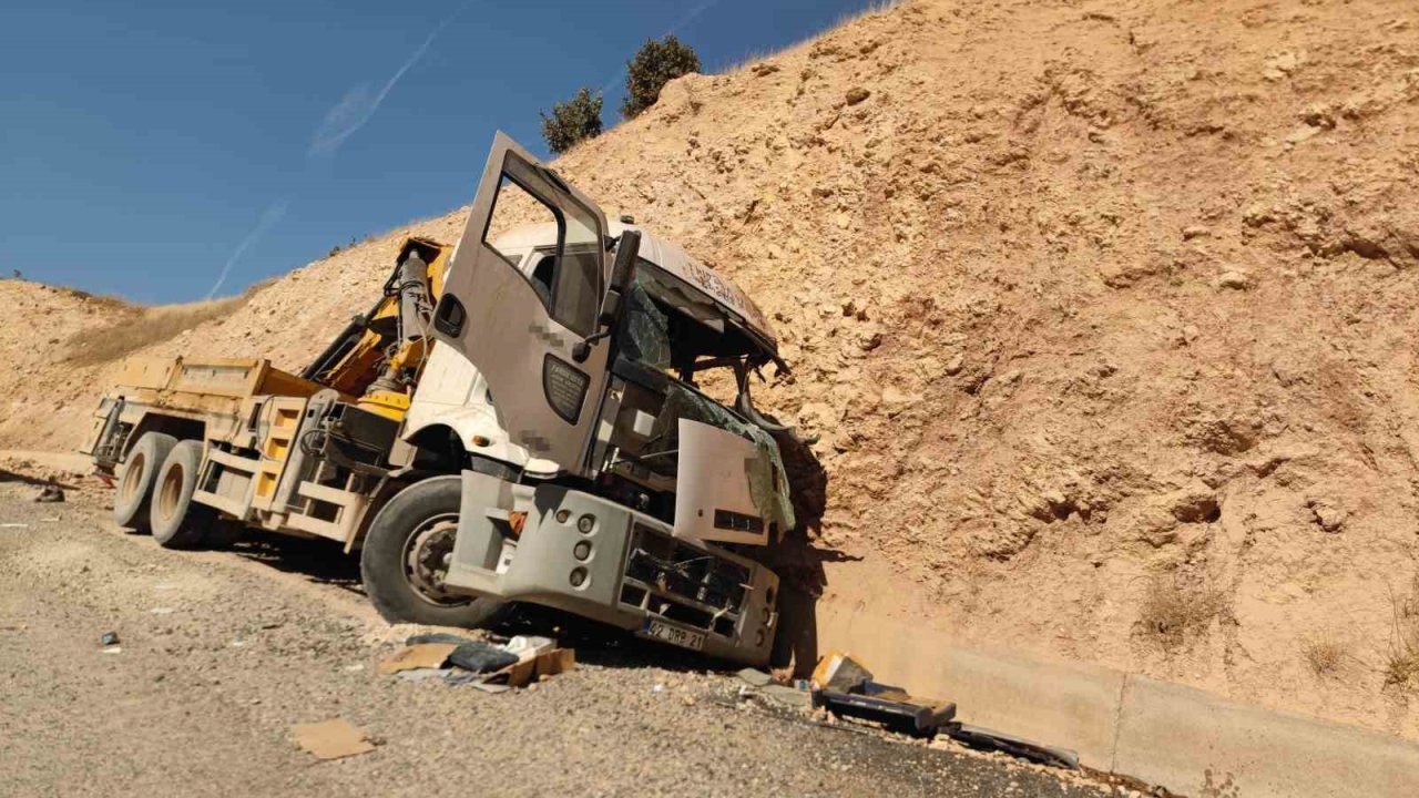 Freni boşalan vinç kayalığa çarptı: 1 ölü, 1 yaralı