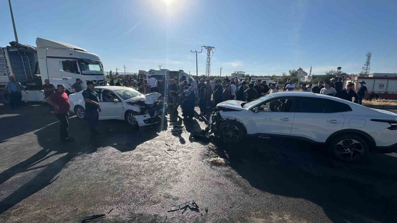 Otomobiller çarpıştı: 8 yaralı