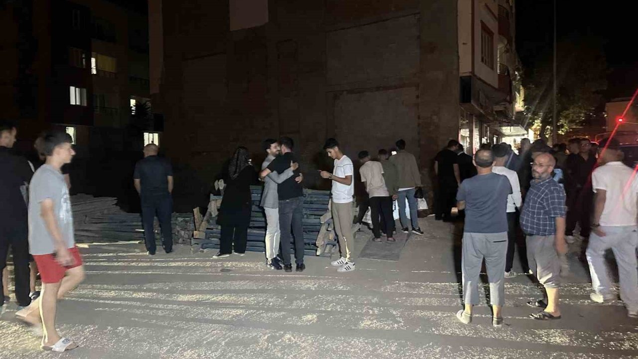 Otomobil inşaat temeline düştü: 1’i ağır 4 yaralı