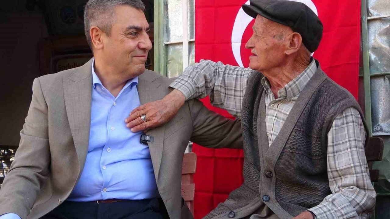 90 yaşında 50 yıldır bakkal işletiyor! Valiye türkü söyledi