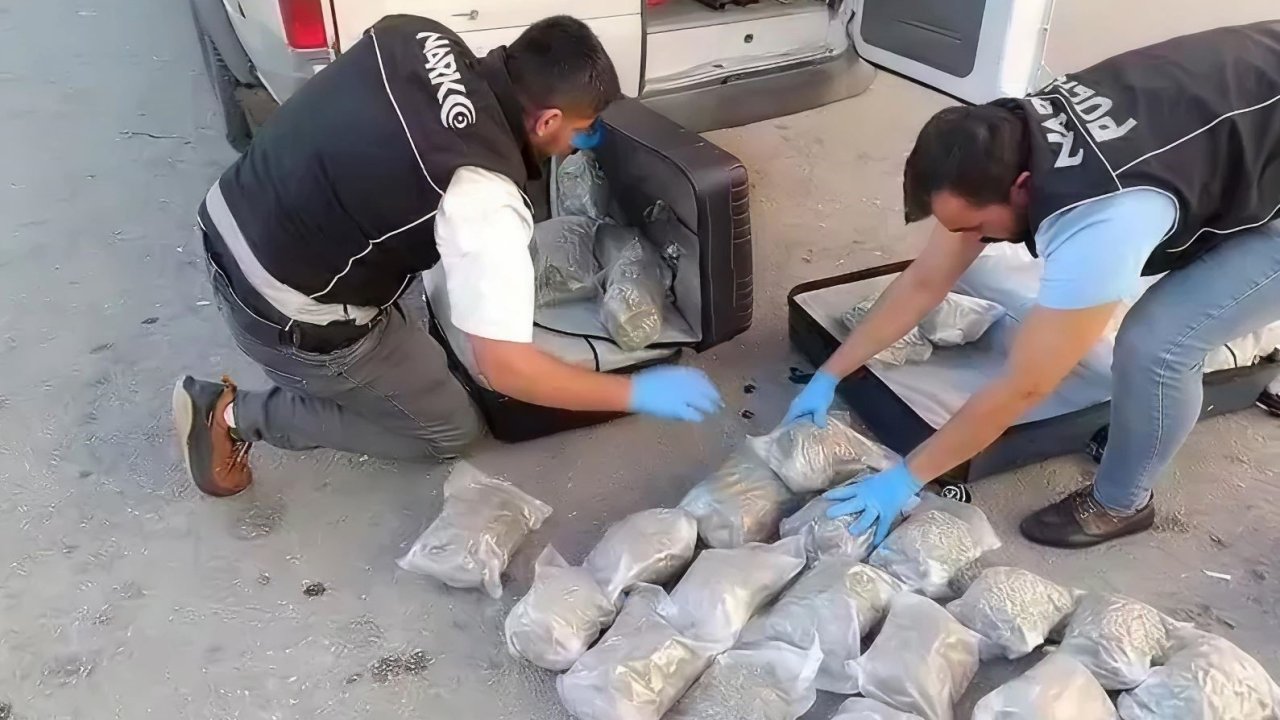 Dronla takip edilen minibüsten 35 kilo uyuşturucu çıktı