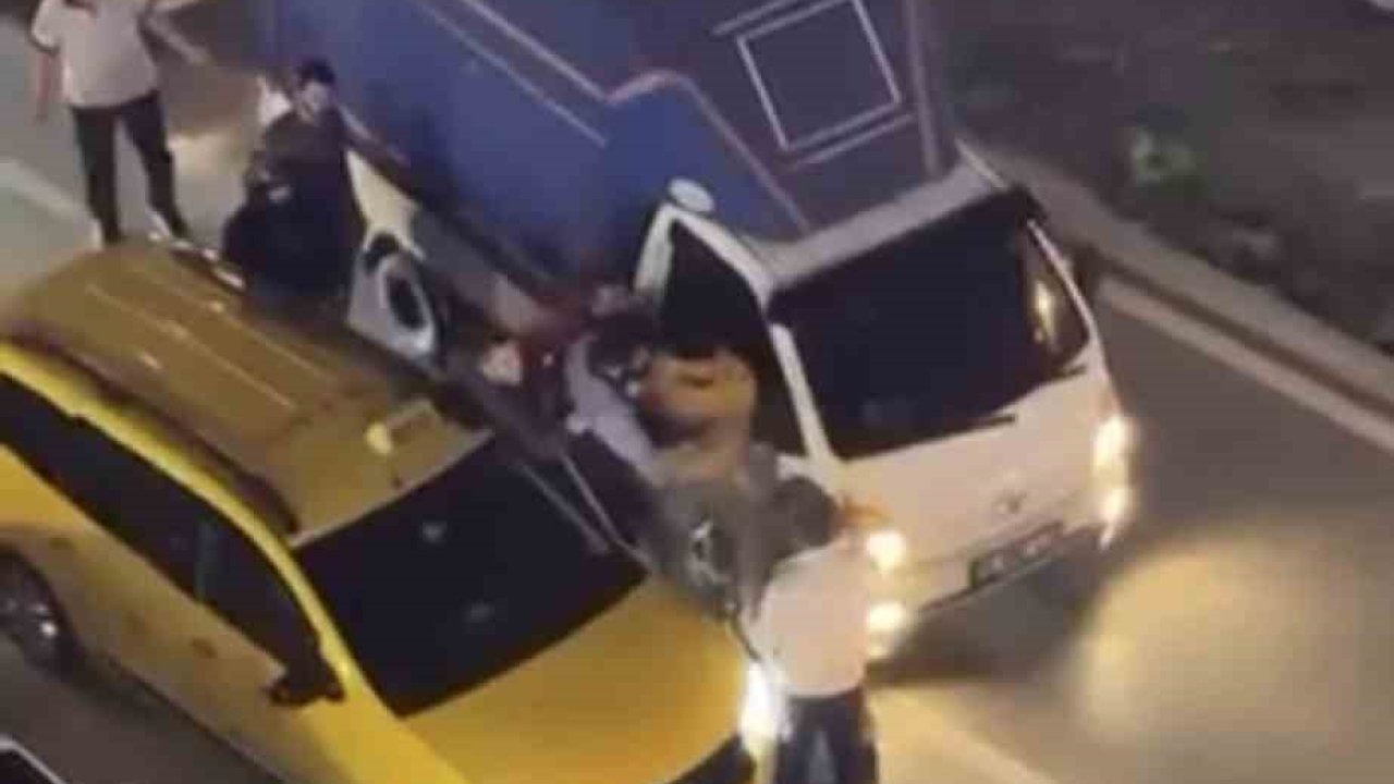 İki sürücü kavgaya tutuştu, trafik kitlendi