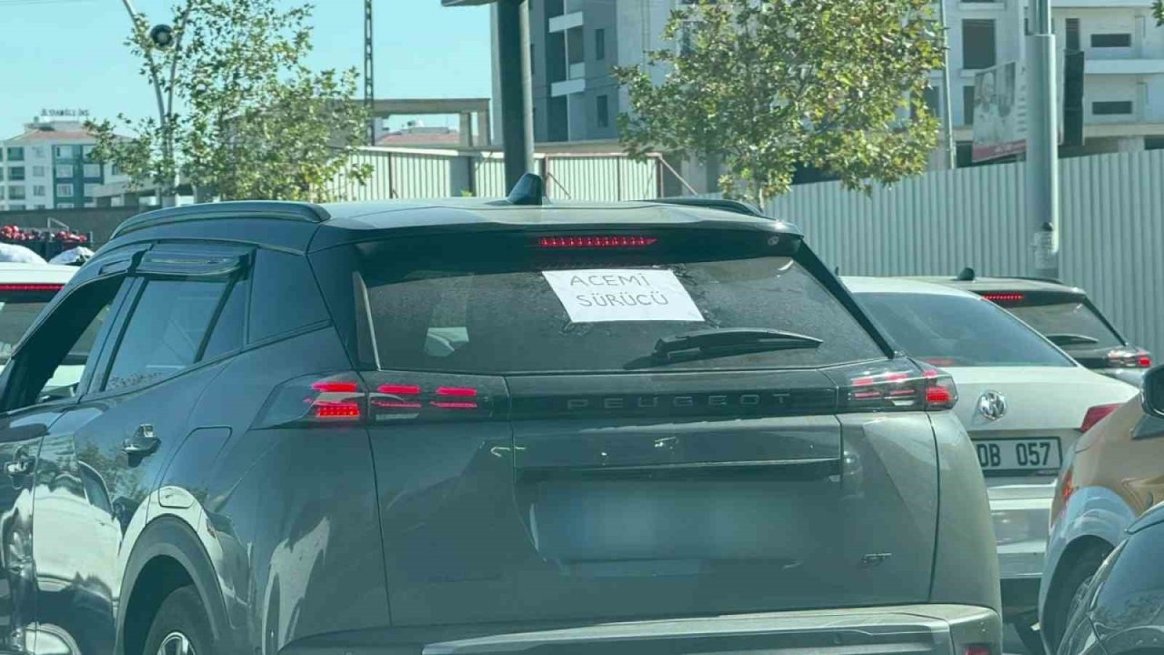 Kadın şoför aracına "Acemi sürücü" yazısı asarak önlem aldı