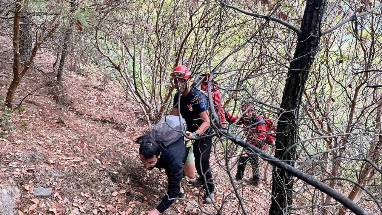 Kayalıklarda mahsur kalan 3 genç kurtarıldı