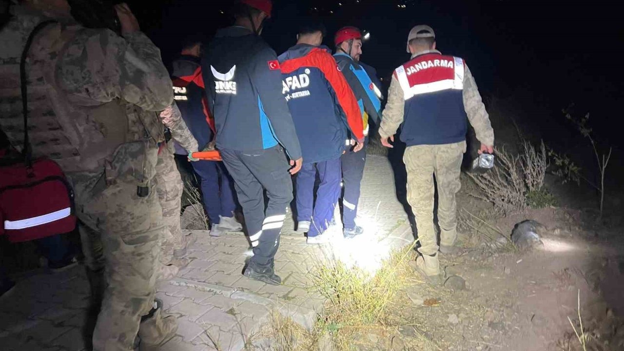 Kayalıklardan düşen kadın kurtarıldı