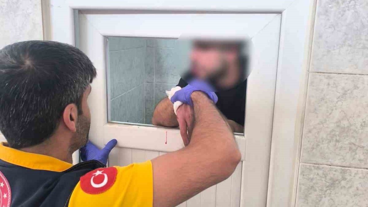 Madde krizine giren kişi caminin tuvalet camlarını parçaladı