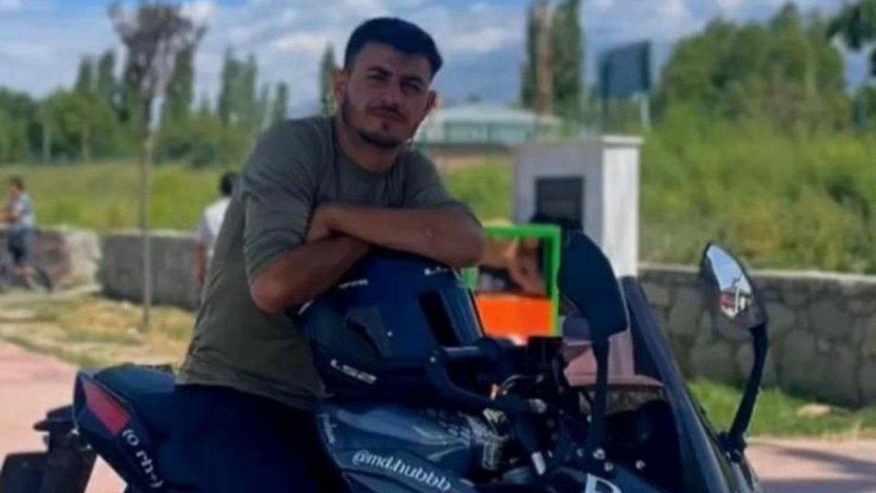 Motosiklet traktöre arkadan çarptı: 1 ölü