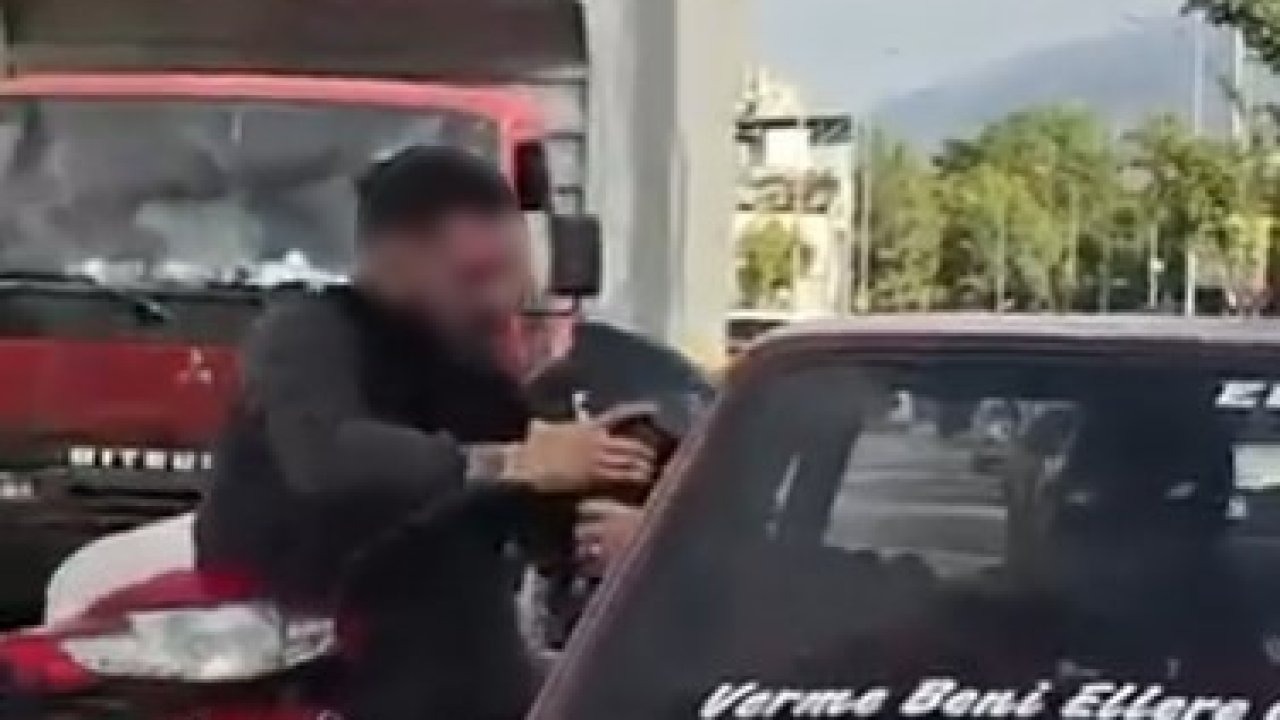 Otomobil sürücüsü dışarıya çıkmayınca motosikletli camdan içeri girmeye çalıştı