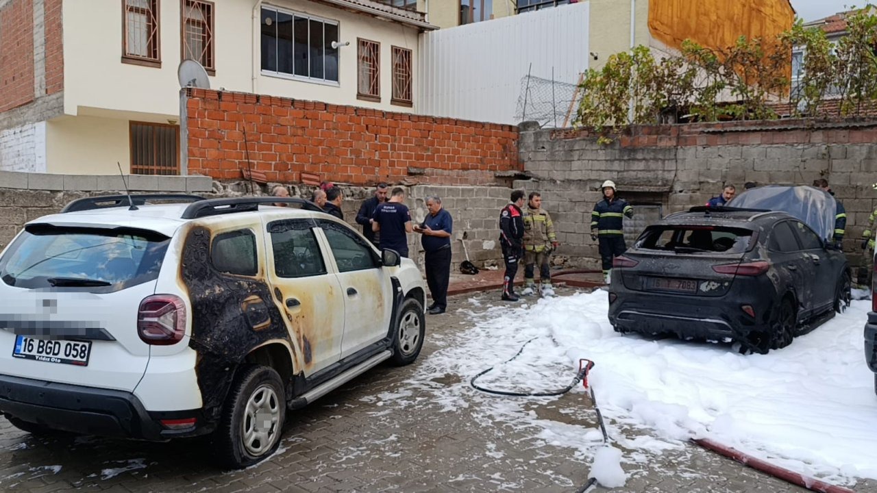 Park halindeki otomobil alev alev yandı, yangın iki araca sıçradı