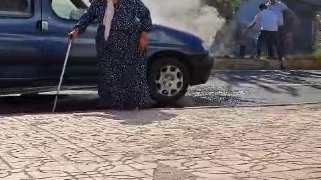 Seyir halindeki araba, yaşlı kadın içindeyken alev aldı