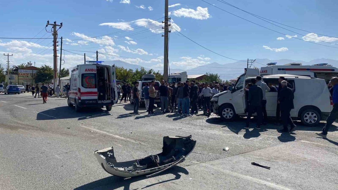 Zırhlı polis aracıyla otomobil çarpıştı: 4 yaralı