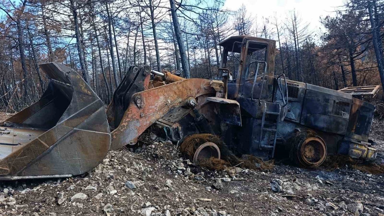 10 kişinin şehit olduğu yangınlarda kül olan iş makinelerinden sonuncusu kaldırıldı