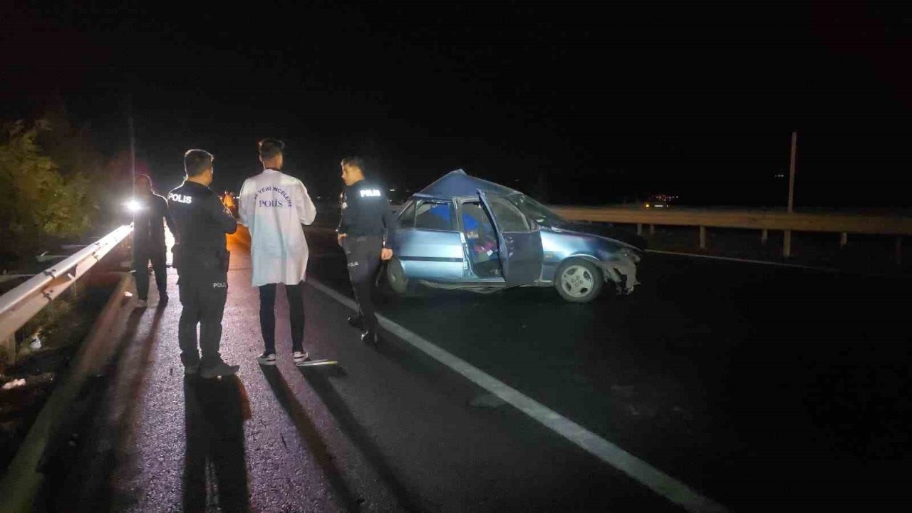 2 otomobil çarpıştı: 1’i ağır 2 yaralı