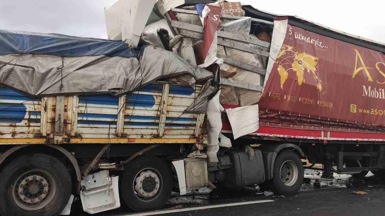2 tır ve 1 minibüsün karıştığı kazada 1 ölü, 3 yaralı